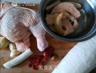 白萝卜煲鸭汤的做法步骤：1