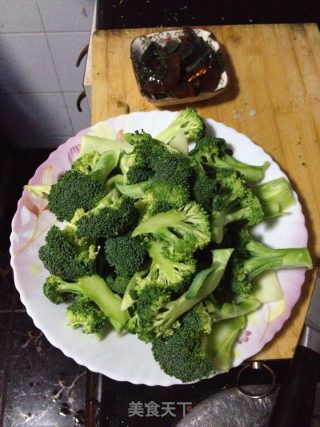 皮蛋西兰花的做法步骤：1