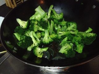 皮蛋西兰花的做法步骤：2