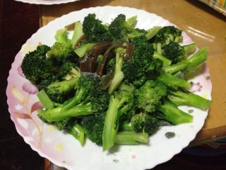 皮蛋西兰花的做法步骤：3