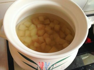 冰糖雪梨的做法步骤：2