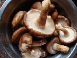 香菇青椒炒肉片的做法步骤：1