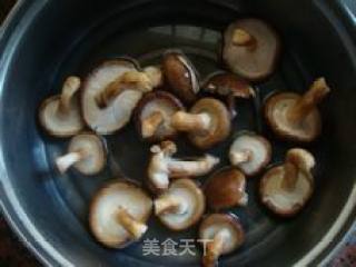 香菇青椒炒肉片的做法步骤：2