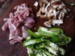 香菇青椒炒肉片的做法步骤：3