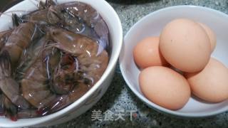 鲜奶滑蛋虾仁的做法步骤：1