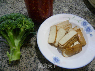 香干炒西兰花的做法步骤：1
