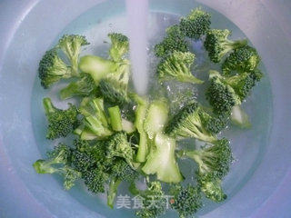 香干炒西兰花的做法步骤：2