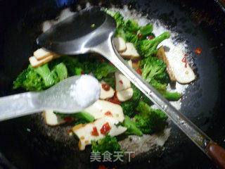 香干炒西兰花的做法步骤：5