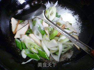 香干腊肠炒大葱的做法步骤：6
