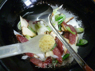 香干腊肠炒大葱的做法步骤：10