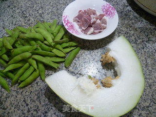 毛豆咸肉冬瓜汤的做法步骤：1