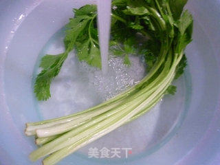 芹菜炒水笋的做法步骤：2