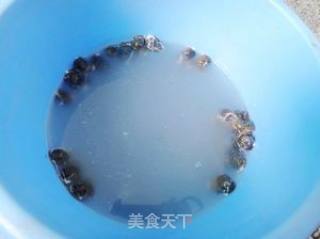香辣田螺的做法步骤：1
