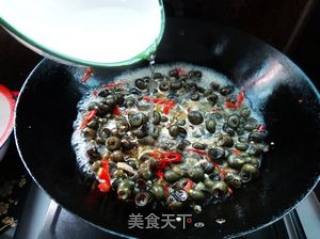 香辣田螺的做法步骤：7