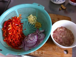 鲜香三彩肉丝的做法步骤：1