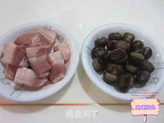 板栗红烧肉的做法步骤：1