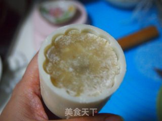 广式莲蓉蛋黄月饼的做法步骤：10