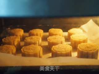 广式莲蓉蛋黄月饼的做法步骤：11