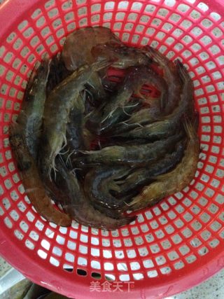 草莓酱焖对虾的做法步骤：1