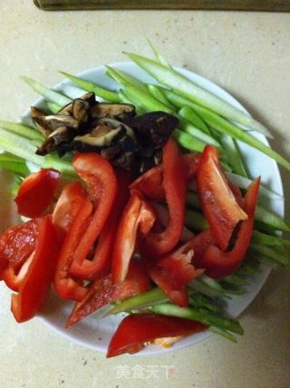 五彩香菇会芦笋的做法步骤：1