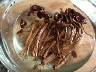 【茶树菇炖鸽子】的做法步骤：2