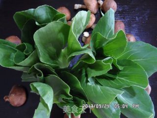 鲜香菇炒油菜的做法步骤：1