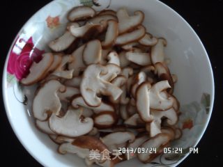 鲜香菇炒油菜的做法步骤：2