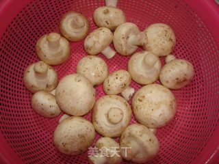 荠菜烩蘑菇的做法步骤：1