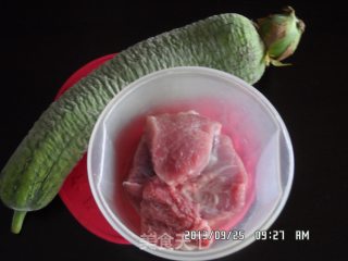 肉丸子丝瓜汤的做法步骤：1