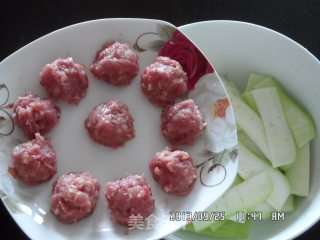 肉丸子丝瓜汤的做法步骤：2
