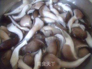 蘑菇木耳炒羊肉的做法步骤：1
