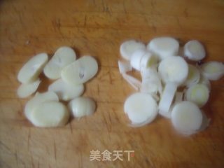 蘑菇木耳炒羊肉的做法步骤：3