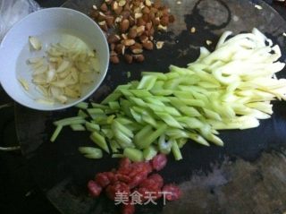 香肠西芹百合的做法步骤：1