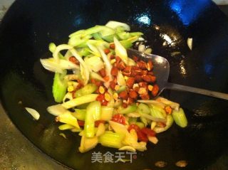 香肠西芹百合的做法步骤：4