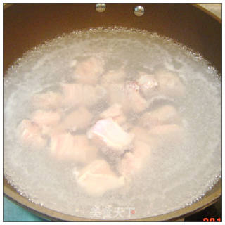 大家都爱的秋冬美味-------酱焖牛腩的做法步骤：2