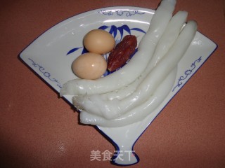 腊肠鸡蛋炒猪肠粉的做法步骤：1
