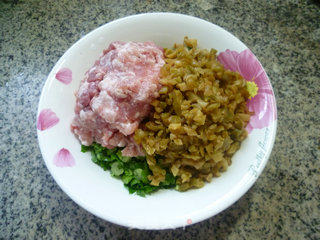 芹菜猪肉馅饺子的做法步骤：2