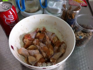 可乐小鸡腿的做法步骤：1