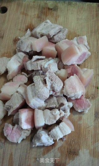 鹌鹑蛋红烧肉~~~~~~分享剥鹌鹑蛋的窍门的做法步骤：3