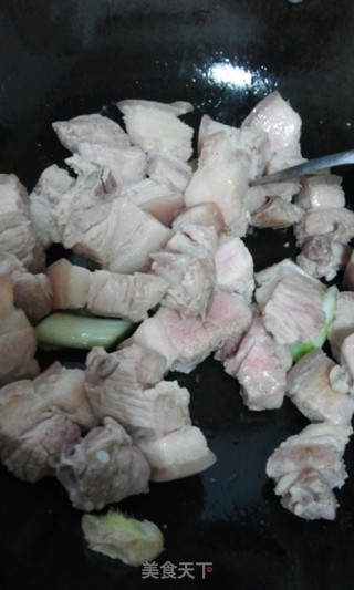 鹌鹑蛋红烧肉~~~~~~分享剥鹌鹑蛋的窍门的做法步骤：5