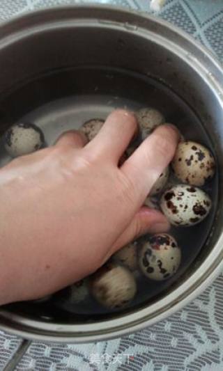 鹌鹑蛋红烧肉~~~~~~分享剥鹌鹑蛋的窍门的做法步骤：7