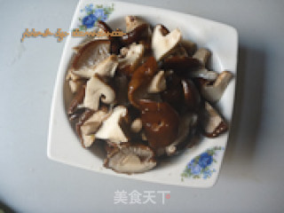 香菇烧鸡翅的做法步骤：3