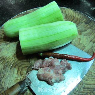 鱼香肉末丝瓜的做法步骤：1