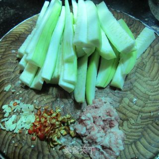 鱼香肉末丝瓜的做法步骤：2