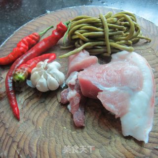 蒜片红椒咸豆角炒肉的做法步骤：1