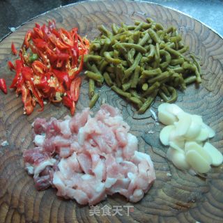 蒜片红椒咸豆角炒肉的做法步骤：2