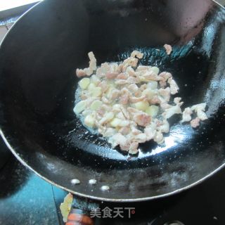 蒜片红椒咸豆角炒肉的做法步骤：4