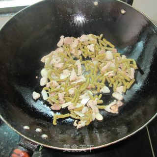 蒜片红椒咸豆角炒肉的做法步骤：5
