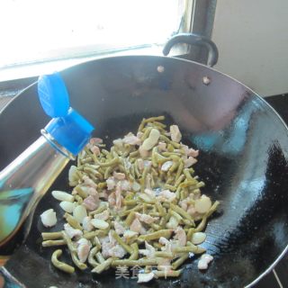蒜片红椒咸豆角炒肉的做法步骤：6