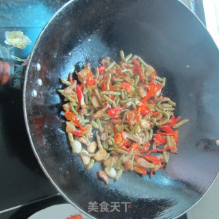 蒜片红椒咸豆角炒肉的做法步骤：7